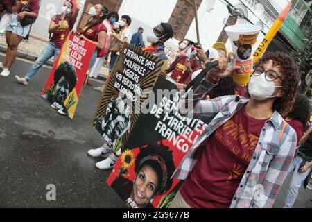 Salvador, Brasilien. Juli 2021. Fora Bolsonaro-Demonstration, die am Samstag (24) stattfand und Largo do Campo Grande entlang der Avenida 7 de Setembro nach Praça Municipal in Salvador (BA) verließ. Kredit: Mauro Akiin Nassor/FotoArena/Alamy Live Nachrichten Stockfoto