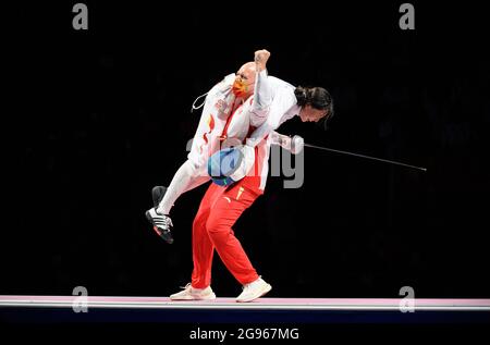 Sun YIWEN (CHN) jubeln, jubeln, jubeln, jubeln, jubeln, Sieger, Sieger, Olympiasieger, 1. Platz, Goldmedaille, Goldmedaillengewinnerin, Die Olympiasiegerin, Goldmedaillengewinnerin, wird von ihrem Trainer Sun Yiwen (CHN) gegen Ana Maria POPESCU (ROU), Action, Fechtfinale, Einzel-epee der Frauen, epee-Einzelperson der Frauen am 24. Juli 2021, den Olympischen Sommerspielen 2020, ab dem 23. Juli gefeiert. - 08.08.2021 in Tokio/Japan. Stockfoto