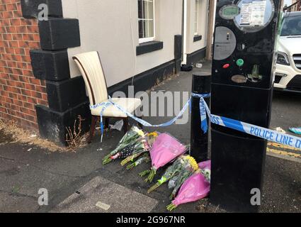 Blumen am Tatort der Polizei in der East Street in Bury, Greater Manchester, wo eine 31-jährige Frau schwere Verbrennungen erlitt und später starb. Bilddatum: Samstag, 24. Juli 2021. Stockfoto