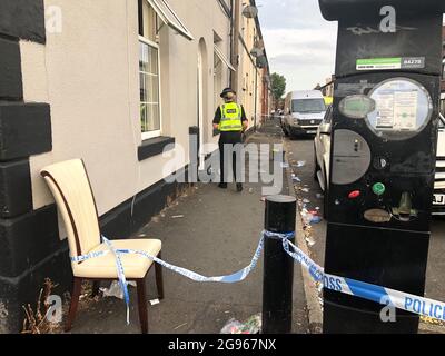 Die Polizei am Tatort in der East Street in Bury, Greater Manchester, wo eine 31-jährige Frau schwere Verbrennungen erlitt und später starb. Bilddatum: Samstag, 24. Juli 2021. Stockfoto