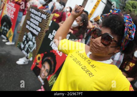 Salvador, Brasilien. Juli 2021. Fora Bolsonaro-Demonstration, die am Samstag (24) stattfand und Largo do Campo Grande entlang der Avenida 7 de Setembro nach Praça Municipal in Salvador (BA) verließ. Kredit: Mauro Akiin Nassor/FotoArena/Alamy Live Nachrichten Stockfoto