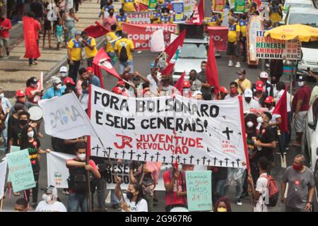 Salvador, Brasilien. Juli 2021. Fora Bolsonaro-Demonstration, die am Samstag (24) stattfand und Largo do Campo Grande entlang der Avenida 7 de Setembro nach Praça Municipal in Salvador (BA) verließ. Kredit: Mauro Akiin Nassor/FotoArena/Alamy Live Nachrichten Stockfoto