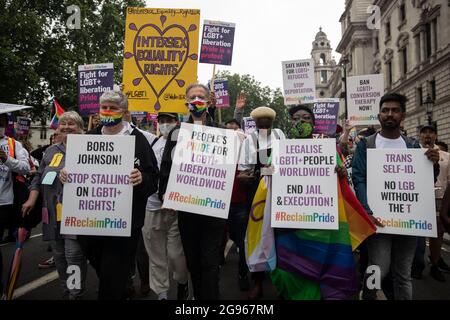 London, Großbritannien. Juli 2021. Der LGBT-Aktivist Peter Tatchell, zweite Linke, einer der koordinatoren des marsches und andere Aktivisten marschieren während der Demonstration vom Parliament Square in den Hyde Park. Von LGBT-Community angeführter marschprotest für LGBT-Rechte mit fünf wichtigen LGBT-Befreiungsforderungen, Verbot der LGBT-Konversionstherapie, Reform des Gender Recognition Act, Sicherer Hafen für LGBT-Flüchtlinge, Entkriminalisierung von LGBT-Menschen weltweit und Solidarität mit Black Lives Matter. Kredit: SOPA Images Limited/Alamy Live Nachrichten Stockfoto