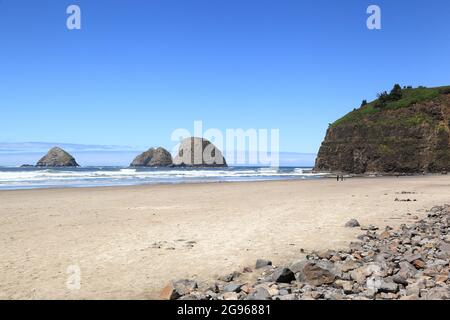 Entlang der Küste von Oregon: Three Arch Rocks National Wildlife Refuge, gleich beim Maxwell Point in Oceanside. Stockfoto