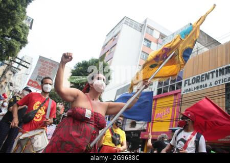 Salvador, Brasilien. Juli 2021. Fora Bolsonaro-Demonstration, die am Samstag (24) stattfand und Largo do Campo Grande entlang der Avenida 7 de Setembro nach Praça Municipal in Salvador (BA) verließ. Kredit: Mauro Akiin Nassor/FotoArena/Alamy Live Nachrichten Stockfoto