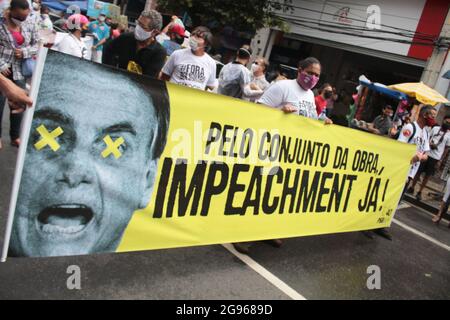 Salvador, Brasilien. Juli 2021. Fora Bolsonaro-Demonstration, die am Samstag (24) stattfand und Largo do Campo Grande entlang der Avenida 7 de Setembro nach Praça Municipal in Salvador (BA) verließ. Auf dem Foto, Demonstranten mit einem Banner geschrieben: "Amtsenthebung bereits". Kredit: Mauro Akiin Nassor/FotoArena/Alamy Live Nachrichten Stockfoto