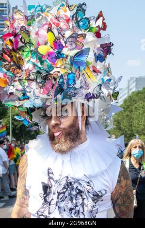 Berlin, Deutschland. Juli 2021. Die Christopher Street Day Equality Parade ging durch die Straßen Berlins. Der Christopher Street Day wird in Erinnerung an den ersten großen Aufstand von Homosexuellen gegen Polizeiangriffe in Greenwich Village (New York, USA) am 27. Juni 1969 abgehalten. Die sogenannten Stonewall Riots fanden in einer Bar namens Stonewall Inn in der Christopher Street statt. In Deutschland wurde der Christopher Street Day 1979 erstmals in Bremen und Berlin gefeiert. (Bild: © Grzegorz Banaszak/ZUMA Press Wire) Stockfoto