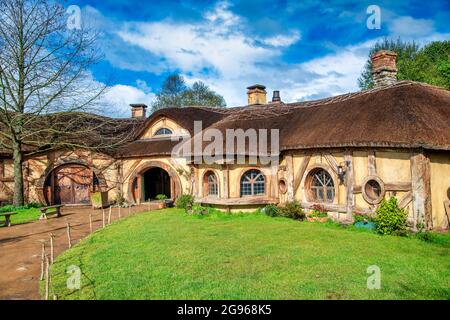 Heim und hobbit-Garten im hobbiton-Filmset, Neuseeland. Aufgenommen im Frühjahr. Stockfoto