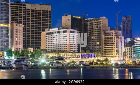 Phoenicia Hotel und Zaitunay Bay bei Nacht, Beirut, Libanon Stockfoto