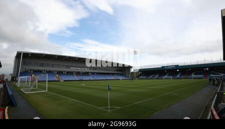 Oldham, England, 24. Juli 2021. Gesamtansicht des Stadions zum Joe Royle Stand während des Pre Season Freundschaftsspiel im Boundary Park, Oldham. Bildnachweis sollte lauten: Simon Bellis / Sportimage Stockfoto