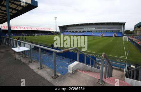 Oldham, England, 24. Juli 2021. Gesamtansicht des Stadions zum Joe Royle Stand während des Pre Season Freundschaftsspiel im Boundary Park, Oldham. Bildnachweis sollte lauten: Simon Bellis / Sportimage Stockfoto