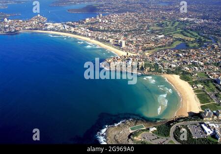 SYDNEY, AUSTRALIEN - 17. Jul 2021: Eine Luftaufnahme von Freshwater Beach im Vordergrund und Manly Beach oben links Stockfoto