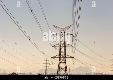 Elektrische Pole, die Hochspannungsstrom transportieren Stockfoto