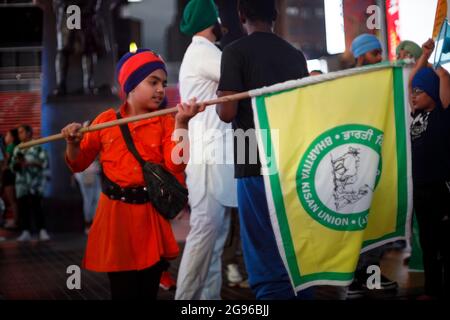 Das Sikh-Kind hält während der Demonstration eine Protestflagge der indischen Bauern.der New Yorker Sikh-Rat protestierte solidarisch mit den Bauern, die in Indien gegen die drei neuen Gesetze protestierten, die den Agrarsektor in Indien deregulieren. Durch diese neuen Gesetze werden staatliche Subventionen für Landwirte beseitigt, die einen Mindestpreis für bestimmte Kulturen garantieren, die staatliche Infrastruktur für den Betrieb von Bauernkulturen beseitigen und Landwirte zwingen, mit privaten Unternehmen als Vertragsarbeiter ohne großen Rechtsweg gegen private Unternehmen umzugehen. Stockfoto