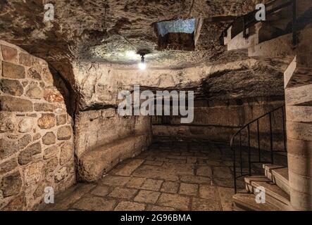 Jerusalem, Israel - 12. Oktober 2017: Unterirdische griechisch-orthodoxe Partorium-Kirche, Gefängnis Christi, Diebe und Baraba, in der Via Dolorosa Straße Stockfoto