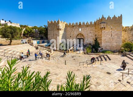 Jerusalem, Israel - 12. Oktober 2017: Damaskus Tor der alten Stadtmauer, die zum Basar Marktplatz des muslimischen Viertels von Jerusalem führt Stockfoto