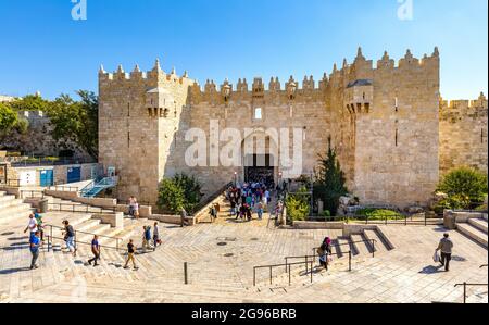 Jerusalem, Israel - 12. Oktober 2017: Damaskus Tor der alten Stadtmauer, die zum Basar Marktplatz des muslimischen Viertels von Jerusalem führt Stockfoto