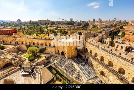 Jerusalem, Israel - 12. Oktober 2017: Panoramablick auf Jerusalem mit König David und Plaza Hotel und Mamilla Viertel von der Davidsturm Zitadelle aus gesehen Stockfoto