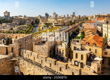 Jerusalem, Israel - 12. Oktober 2017: Panoramablick auf Jerusalem mit König David und Plaza Hotel und Mamilla Viertel von der Davidsturm Zitadelle aus gesehen Stockfoto