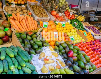 Frisches Obst und Gemüse auf dem Sennoy Outdoor-Markt, dem billigsten in St. Petersburg, Russland Stockfoto