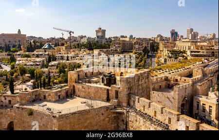 Jerusalem, Israel - 12. Oktober 2017: Panoramablick auf Jerusalem mit König David und Plaza Hotel und Mamilla Viertel von der Davidsturm Zitadelle aus gesehen Stockfoto