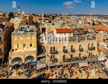 Jerusalem, Israel - 12. Oktober 2017: Panorama der Jerusalemer Altstadt mit christlichem Viertel über dem Omar Ibn El-Khattab Platz vom Turm Davids aus gesehen Stockfoto