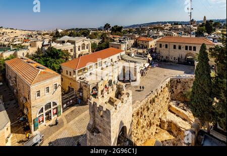 Jerusalem, Israel - 12. Oktober 2017: Panoramablick auf Jerusalem mit Tempelberg; Hurva-Synagoge und Ölberg vom Turm Davids aus gesehen Stockfoto