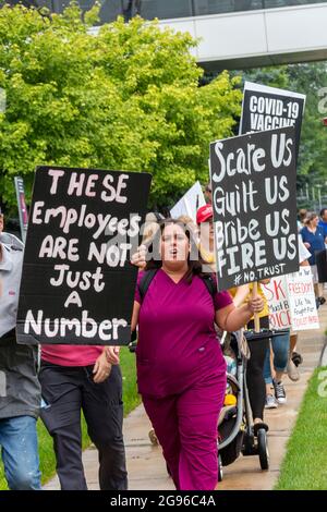 Pontiac, Michigan, USA. Juli 2021. Demonstranten vor dem St. Joseph Mercy Hospital protestieren gegen die Covid-19-Impfpflicht der Muttergesellschaft Trinity Health für alle Mitarbeiter im Krankenhaus. Die Anforderung tritt am 21. September in Kraft und gilt für 117,000 Mitarbeiter in 22 Bundesstaaten. Kredit: Jim West/Alamy Live Nachrichten Stockfoto