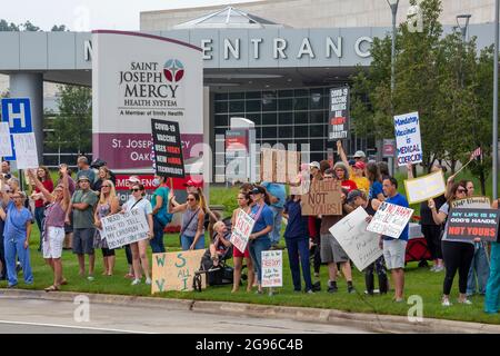 Pontiac, Michigan, USA. Juli 2021. Demonstranten vor dem St. Joseph Mercy Hospital protestieren gegen die Covid-19-Impfpflicht der Muttergesellschaft Trinity Health für alle Mitarbeiter im Krankenhaus. Die Anforderung tritt am 21. September in Kraft und gilt für 117,000 Mitarbeiter in 22 Bundesstaaten. Kredit: Jim West/Alamy Live Nachrichten Stockfoto