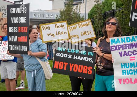 Pontiac, Michigan, USA. Juli 2021. Demonstranten vor dem St. Joseph Mercy Hospital protestieren gegen die Covid-19-Impfpflicht der Muttergesellschaft Trinity Health für alle Mitarbeiter im Krankenhaus. Die Anforderung tritt am 21. September in Kraft und gilt für 117,000 Mitarbeiter in 22 Bundesstaaten. Kredit: Jim West/Alamy Live Nachrichten Stockfoto