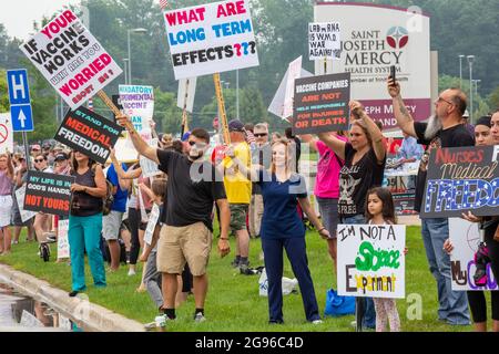 Pontiac, Michigan, USA. Juli 2021. Demonstranten vor dem St. Joseph Mercy Hospital protestieren gegen die Covid-19-Impfpflicht der Muttergesellschaft Trinity Health für alle Mitarbeiter im Krankenhaus. Die Anforderung tritt am 21. September in Kraft und gilt für 117,000 Mitarbeiter in 22 Bundesstaaten. Kredit: Jim West/Alamy Live Nachrichten Stockfoto