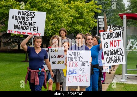 Pontiac, Michigan, USA. Juli 2021. Demonstranten vor dem St. Joseph Mercy Hospital protestieren gegen die Covid-19-Impfpflicht der Muttergesellschaft Trinity Health für alle Mitarbeiter im Krankenhaus. Die Anforderung tritt am 21. September in Kraft und gilt für 117,000 Mitarbeiter in 22 Bundesstaaten. Kredit: Jim West/Alamy Live Nachrichten Stockfoto