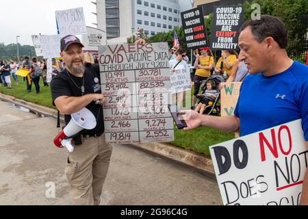 Pontiac, Michigan, USA. Juli 2021. Demonstranten vor dem St. Joseph Mercy Hospital protestieren gegen die Covid-19-Impfpflicht der Muttergesellschaft Trinity Health für alle Mitarbeiter im Krankenhaus. Die Anforderung tritt am 21. September in Kraft und gilt für 117,000 Mitarbeiter in 22 Bundesstaaten. Kredit: Jim West/Alamy Live Nachrichten Stockfoto