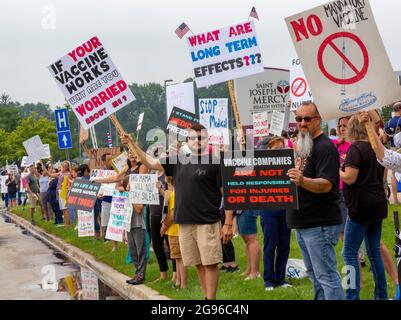 Pontiac, Michigan, USA. Juli 2021. Demonstranten vor dem St. Joseph Mercy Hospital protestieren gegen die Covid-19-Impfpflicht der Muttergesellschaft Trinity Health für alle Mitarbeiter im Krankenhaus. Die Anforderung tritt am 21. September in Kraft und gilt für 117,000 Mitarbeiter in 22 Bundesstaaten. Kredit: Jim West/Alamy Live Nachrichten Stockfoto