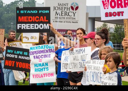 Pontiac, Michigan, USA. Juli 2021. Demonstranten vor dem St. Joseph Mercy Hospital protestieren gegen die Covid-19-Impfpflicht der Muttergesellschaft Trinity Health für alle Mitarbeiter im Krankenhaus. Die Anforderung tritt am 21. September in Kraft und gilt für 117,000 Mitarbeiter in 22 Bundesstaaten. Kredit: Jim West/Alamy Live Nachrichten Stockfoto