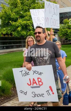 Pontiac, Michigan, USA. Juli 2021. Demonstranten vor dem St. Joseph Mercy Hospital protestieren gegen die Covid-19-Impfpflicht der Muttergesellschaft Trinity Health für alle Mitarbeiter im Krankenhaus. Die Anforderung tritt am 21. September in Kraft und gilt für 117,000 Mitarbeiter in 22 Bundesstaaten. Kredit: Jim West/Alamy Live Nachrichten Stockfoto