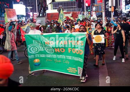 New York, USA. Juli 2021. Demonstranten halten ein Transparent mit der Aufschrift Keine Bauern! Kein Essen! Während der Demonstration durch den Time's Square marschierten.der New Yorker Sikh Council protestierte solidarisch mit Bauern, die in Indien gegen die drei neuen Gesetze protestierten, die den Agrarsektor in Indien deregulieren. Durch diese neuen Gesetze werden staatliche Subventionen für Landwirte beseitigt, die einen Mindestpreis für bestimmte Kulturen garantieren, die staatliche Infrastruktur für den Betrieb von Bauernkulturen beseitigen und die Landwirte zwingen, mit privaten Unternehmen als Vertragsarbeiter ohne großen Rechtsweg gegen PR umzugehen Stockfoto