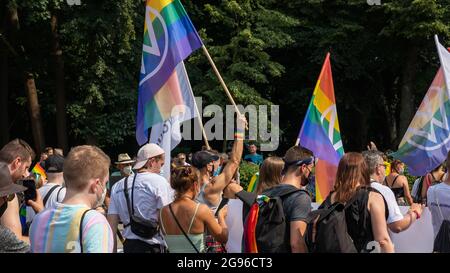 Berlin, Deutschland - 24. Juli 2021 - in der Menge des Christopher Street Day Stockfoto