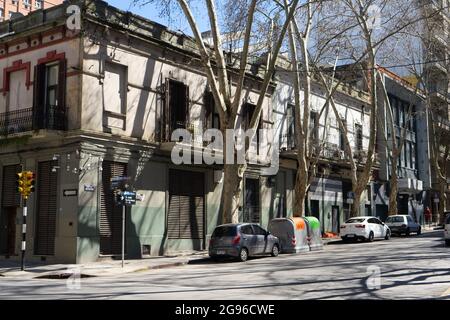 Details der Fassaden historischer Häuser in Ciudad Vieja, Montevideo. Stockfoto