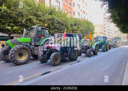 Februar 2020. Valencia, Spanien. Die Traktoren der Landwirte sind mit den niedrigen Preisen ihrer Ernte in den Straßen der Stadt Valencia, Spanien, unzufrieden Stockfoto