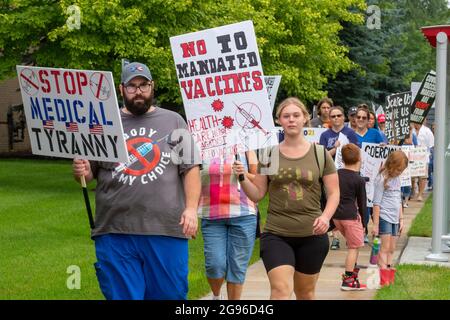 Pontiac, Usa. Juli 2021. Pontiac, Michigan - Demonstranten vor dem St. Joseph Mercy Hospital protestieren gegen die Covid-19-Impfpflicht der Muttergesellschaft Trinity Health für alle Mitarbeiter im Krankenhaus. Die Anforderung tritt am 21. September in Kraft und gilt für 117,000 Mitarbeiter in 22 Bundesstaaten. Kredit: Jim West/Alamy Live Nachrichten Stockfoto