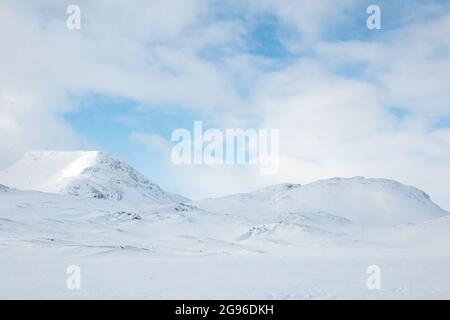 Berge rund um den Kungsleden-Weg in der Nähe der Alesjaure-Hütte, schneebedeckt bei Sonnenaufgang im April 2021, Lappland, Schweden Stockfoto