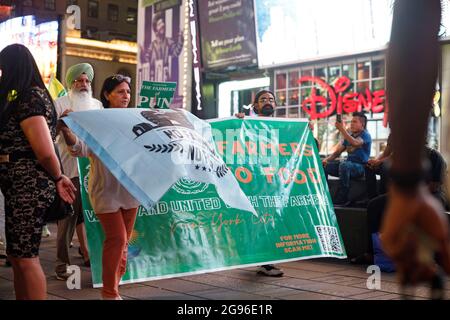 Demonstranten halten ein Transparent mit der Aufschrift Keine Bauern! Kein Essen! Während der Demonstration protestierte der New Yorker Sikh Council solidarisch mit Bauern, die in Indien gegen die drei neuen Gesetze protestierten, die den Agrarsektor in Indien deregulieren. Durch diese neuen Gesetze werden staatliche Subventionen für Landwirte beseitigt, die einen Mindestpreis für bestimmte Kulturen garantieren, die staatliche Infrastruktur für den Betrieb von Bauernkulturen beseitigen und die Landwirte zwingen, mit privaten Unternehmen als Vertragsarbeiter ohne großen Rechtsweg gegen private Unternehmen umzugehen. (Foto von Stephen Zenner/SOPA Images/Sipa USA) Stockfoto