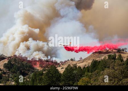 Ein DC-10-Lufttanker, der von Tanker 10 betrieben wird, fällt beim Brand von Kincade am 24. Oktober 2019 in Sonoma County, Kalifornien, hemmend ab. Stockfoto