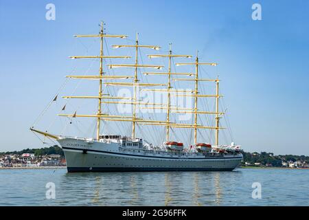 Ein klassisches Design. Der Golden Horizon hat einen Stahlrumpf, fünf Masten und basiert auf einem französischen Design. Sie ist das größte Luxus-Segelschiff der Welt. Stockfoto