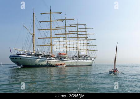 Ein klassisches Design. Der Golden Horizon hat einen Stahlrumpf, fünf Masten und basiert auf einem französischen Design. Sie ist das größte Luxus-Segelschiff der Welt. Stockfoto