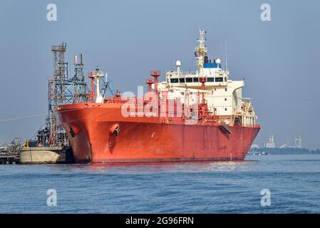 Der Tanker Navigator Capricorn (Liquid Petroleum Gas) vertäut in der Ölraffinerie Fawley auf Southampton Water im Süden Englands Stockfoto