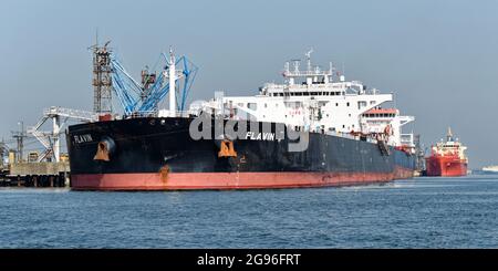 Bulk-Rohöl-Tanker Flavin vertäute in der Ölraffinerie in der Nähe von Fawley auf Southampton Water im Süden Englands Stockfoto