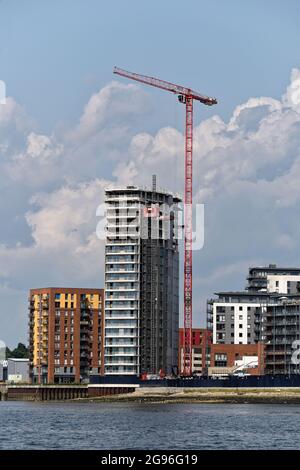 Ein großer Apartmentblock, der am Fluss Itchen in Southampton gebaut wurde Stockfoto