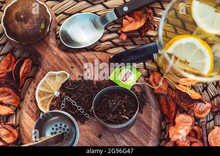 Morgentee mit Lippenton, wo getrocknete Limette, die mit Tee gemischt werden kann, auf dem Tisch steht. Stockfoto